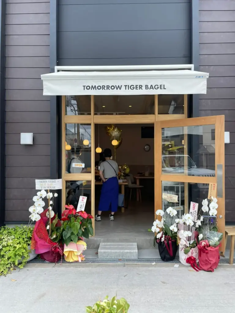 TOMORROW TIGER BAGEL 玄関口