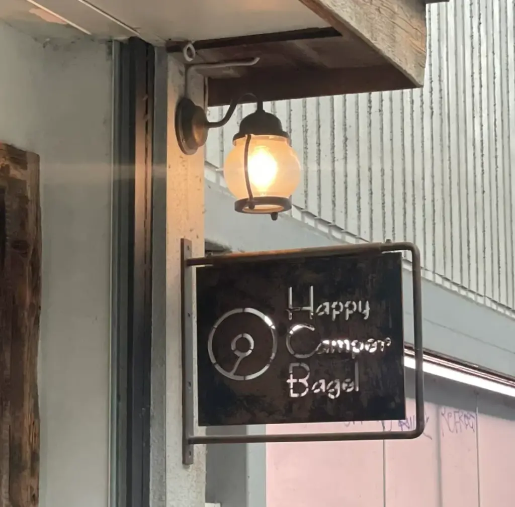 Happy Camper Bagel　看板