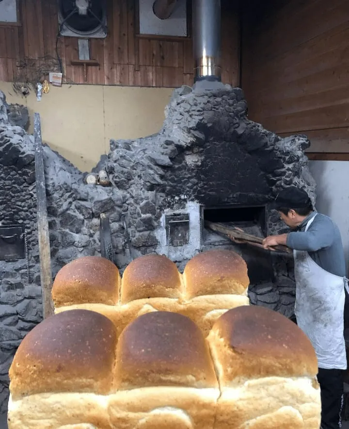 食パンと窯の写真