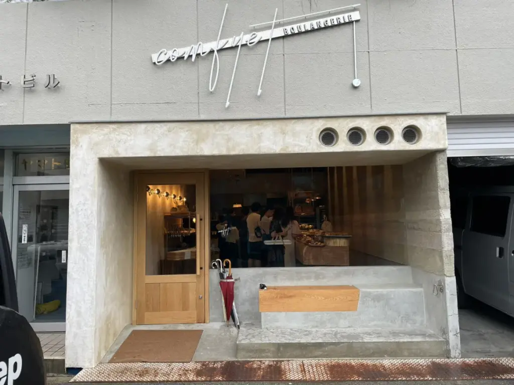 店舗玄関の写真