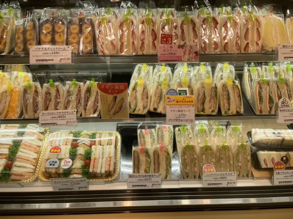 並んだサンドイッチの写真