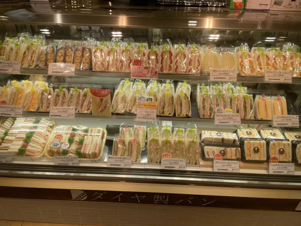 並んだサンドイッチの写真