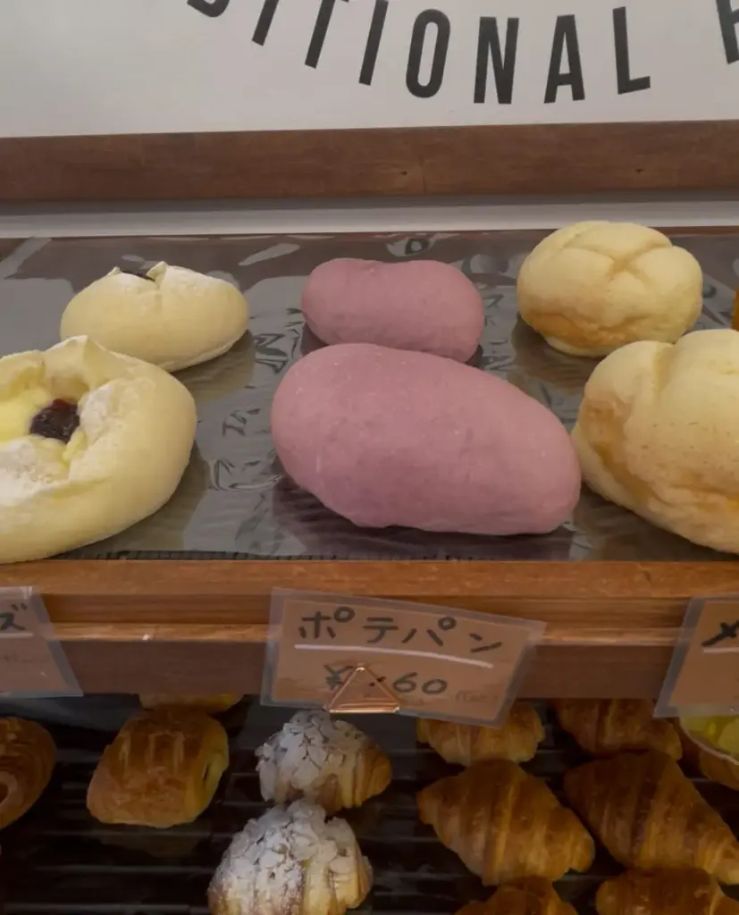 棚に並んだパンの写真