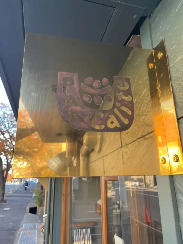 店の看板とロゴ