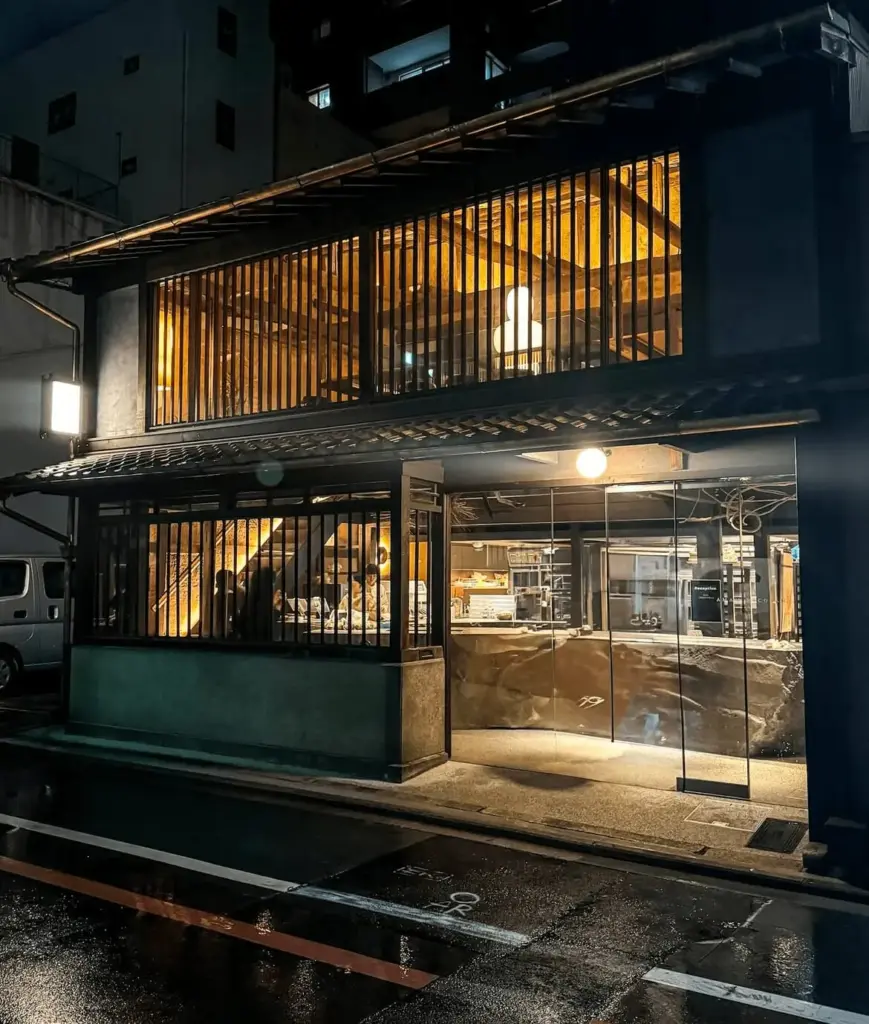 夜の店の外観の写真