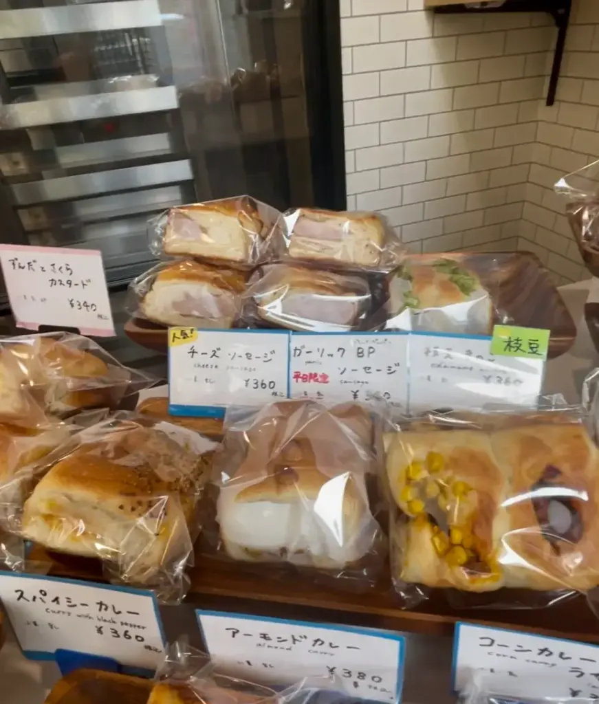 並んだ食パンの写真