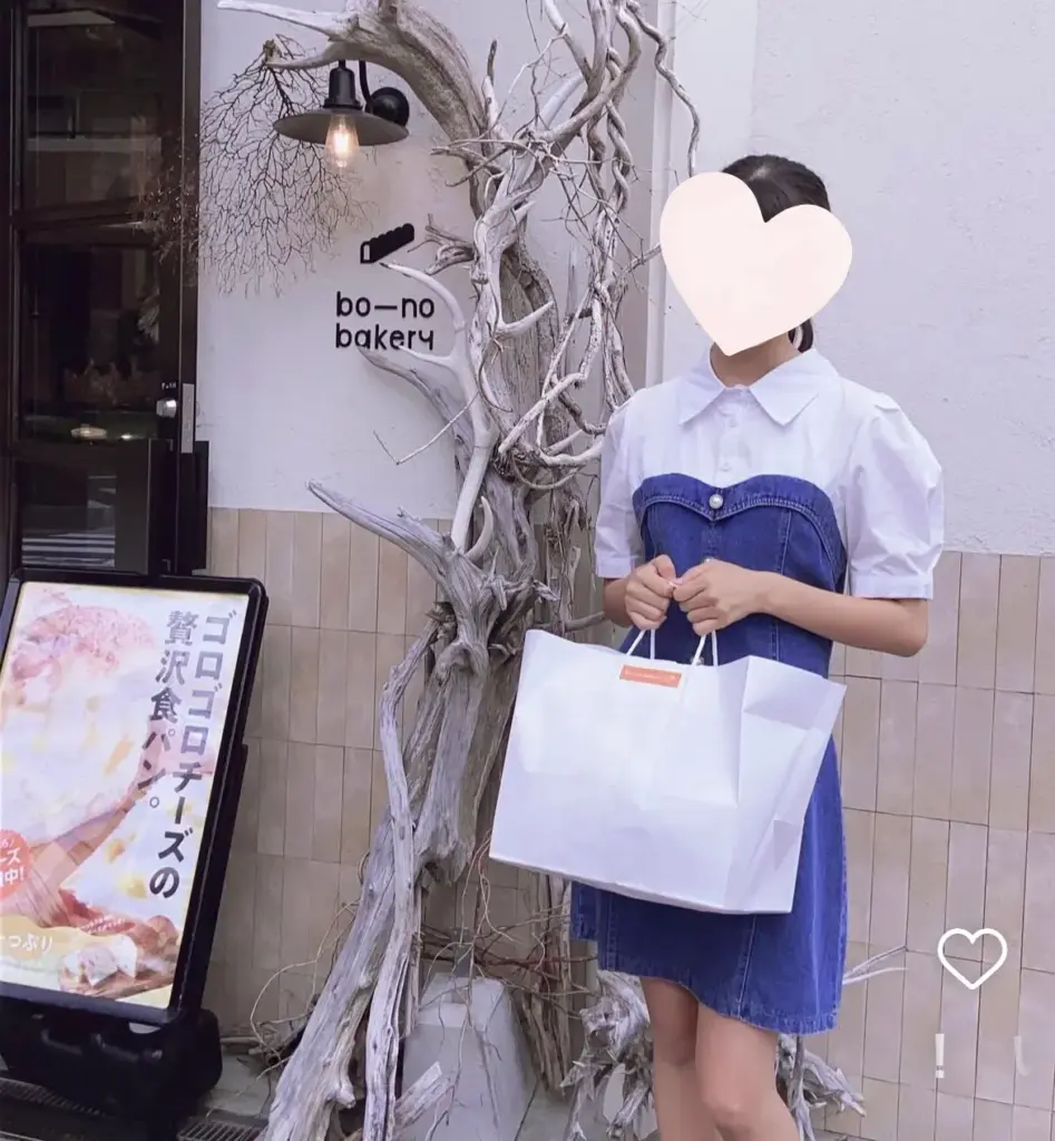 写真をとる女性
