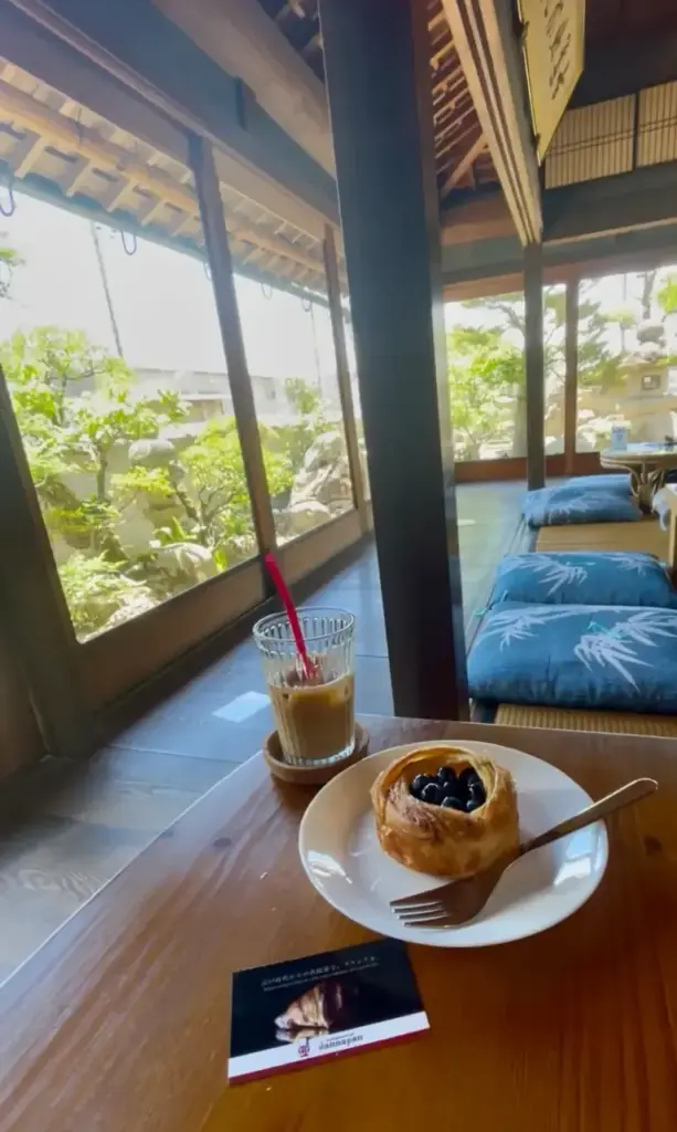 外の風景とパン