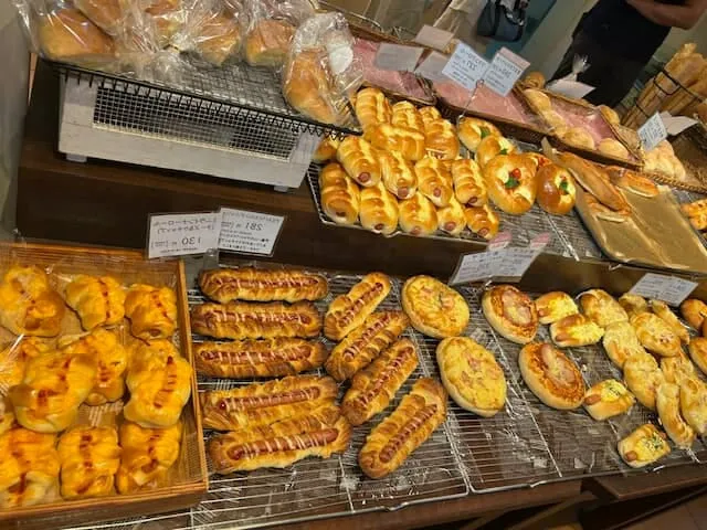 棚に並んだパンの写真