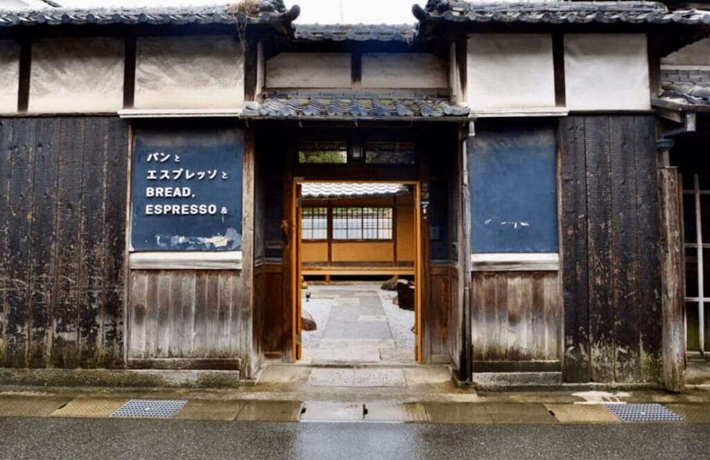 店の外観の写真