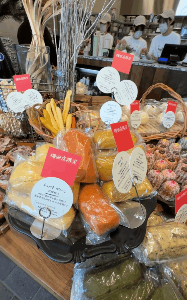 店内のパンの陳列の様子